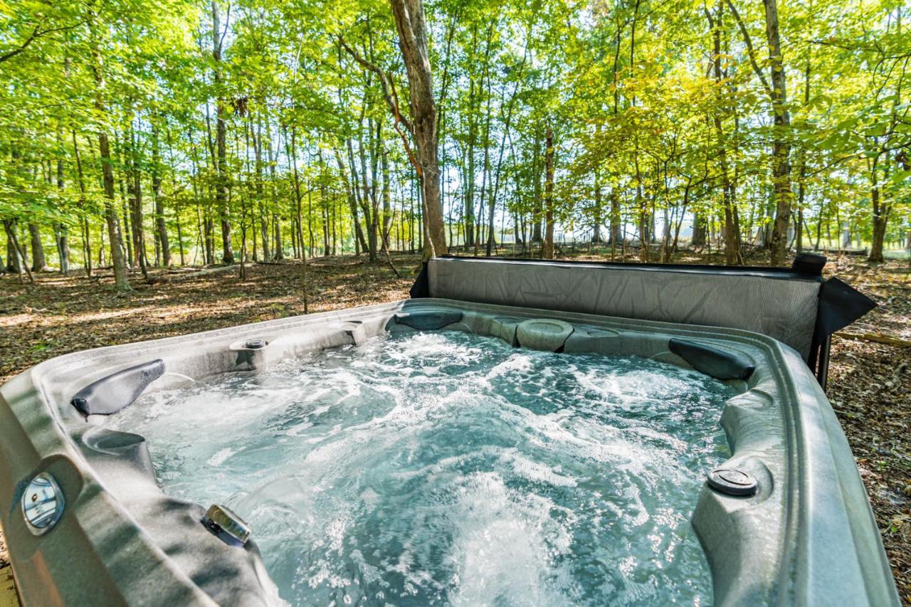 Cozy & Modern W Hot Tub, Fire Pit, Grill & Pond Βίλα Morton Grove Εξωτερικό φωτογραφία