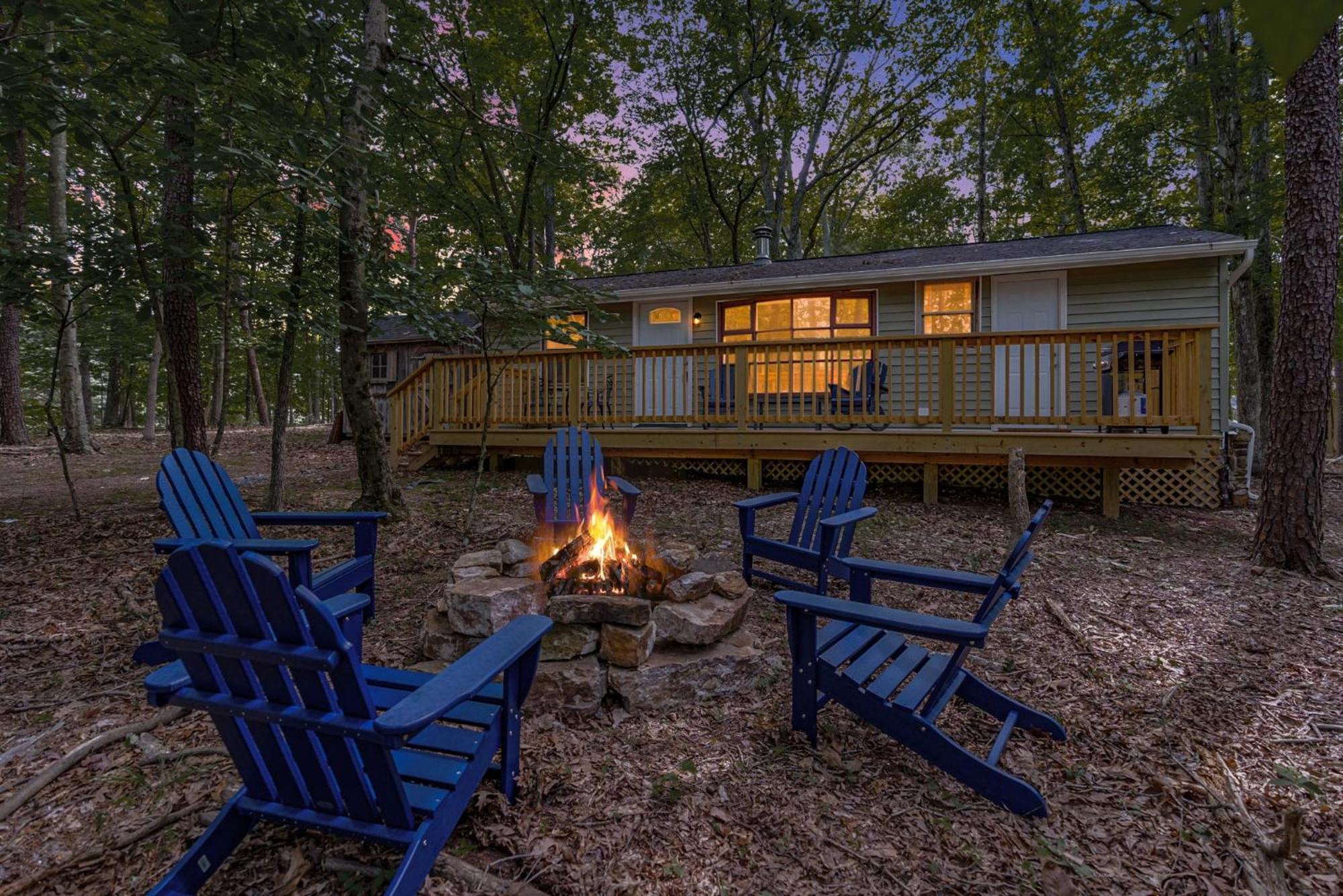 Cozy & Modern W Hot Tub, Fire Pit, Grill & Pond Βίλα Morton Grove Εξωτερικό φωτογραφία